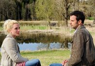 Sturm der Liebe – ARD STURM DER LIEBE FOLGE 1547 Uhr im ERSTEN. Nils (Florian Stadler, r.) möchte, dass Tanja (Judith Hildebrandt, l.) ihre Eltern um eine Bürgschaft für ihren Hausbau bittet.