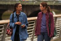 Conversations with Friends – Nach dem, was in Kroatien vorgefallen ist, ringt sich Frances (Alison Oliver, r.) endlich zu einem Treffen mit Bobbi (Sasha Lane, l.) durch. Dabei hat Frances ihr etwas Wichtiges zu sagen.
