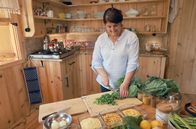 Zu Tisch ... – Nurcan freut sich auf ihre Schwester aus München, die bald zu Besuch kommt, wie üblich zur Erntezeit.