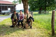 Hubert und Staller – Hubert (Christian Tramitz, r.) und Staller (Helmfried von Lüttichau, l.) erhoffen sich von der Frau des Opfers, Sabine Lange (Tatjana Clasing, M.) Hinweise auf den Täter.