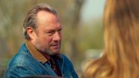 Rote Rosen – Michael (Hanno Friedrich) hat keine Lust gegen die Zwangsenteignung zu kämpfen – er will zurück nach Texas gehen. Carla (Maria Fuchs) dagegen entwickelt Widerstandsgeist!