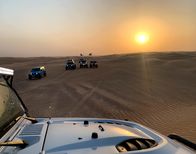 Der Geiger – The adventurous businessman explores the desert with his daughters Jacqueline and Paulina.