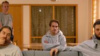 neoriginal: Riding in Darkness – Im Gefängnis schaut sich Tommy (Jonas Karlsson, M.) mit Genugtuung die Dokumentation über sich im Fernsehen an. Sie soll seinen Ruf wieder reinwaschen.