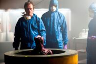 The Machine – Ingenieur Vincent (Toby Stephens) steht kurz davor, für das britische Militär einen humanoiden, voll funktions- und lernfähigen Roboter zu erschaffen.