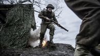 Hitlers letzter Widerstand – REENACTMENT - Ein kanadischer Soldat flieht vor einer Explosion. Darsteller: Harrison Macdonald. (Holdout II Productions Inc./Sean F. White)