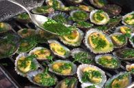 Zu Tisch ... – Lapas sehen aus wie Muscheln, sind aber Napfschnecken, die mit Mojo verde gegessen werden.