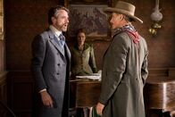 Appaloosa – Nachdem Randall Bragg (Jeremy Irons, l.) versucht, Allison (Renée Zellweger, M.) schöne Augen zu machen, fordert ihn Everett Hitch (Viggo Mortensen, r.) zu einem Duell auf. Keiner soll sich an die Freundin seines Partners ranmachen!