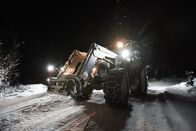 Ice Road Rescue - Extremrettung in Norwegen – Sie bekommen Hilfe von einem Traktor, weil der Rettungswagen nicht zum Unfallort gelangen kann