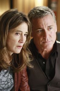 Castle – Die beiden Plattenproduzenten Ian (Robert Curtis Brown, r.) und Bree (Anne Ramsay, l.) sind sehr bestürzt als sie vom Mord an der Sängerin Hayley Blue erfahren.