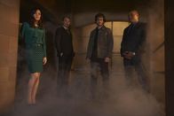 Hannibal – (2. Staffel) - Für Hannibal (Mads Mikkelsen, 2.v.l.) sind Alana (Caroline Dhavernas, l.), Will (Hugh Dancy, 2.v.r.) und John Crowford (Laurence Fishburne, r.) nur Figuren in seinem Spiel. Doch Will entwickelt sich plötzlich zu einem ebenbürtigen Gegner ...