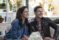 Brooklyn Nine-Nine – Amy Santiago (Melissa Fumero, l.); Jake Peralta (Andy Samberg, r.)