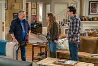 Kevin Can Wait – (v.li.) Gary Valentine (Kyle Gable), Taylor Spreitler (Kendra Gable), Ryan Cartwright (Chale Witt).