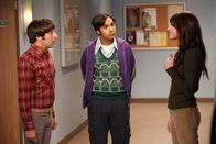 The Big Bang Theory – Howard (Simon Helberg, l.) und Raj (Kunal Nayyar, M.) versuchen herauszufinden, wieso Sheldon jeden Nachmittag um viertel vor drei verschwindet. Sheldons Assistentin Alex Jensen (Margo Harshman, r.) kann ihnen jedoch auch nicht weiterhelfen. Ein Detektiv-Spiel beginnt ...