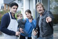 Der letzte Bulle – Andreas Frau (Julia Hartmann, 2.v.r.) und Karl (Sebastian Raaf, 2.v.l.)