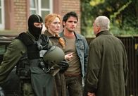 Tatort – Nach der Stürmung einer Kirche (von links nach rechts): Ein SEK-Beamter, Kommissarin Charlotte Sänger (Andrea Sawatzki), Kriminalassistent Jan Gröner (Sascha Göpel) und Herr Fromm (Peter Lerchbaumer), Leiter der Mordkommission.