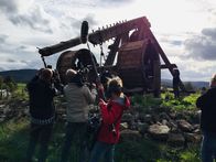Mythos Burg – Für die Dreharbeiten zur "Terra X"-Dokumentation „Mythos Burg“ waren drei Drehteams in fünf Ländern Europas unterwegs. Hier wird ein Experiment mit dem Nachbau einer Blide, einem überraschend zielgenauen Wurfgeschütz, vorbereitet.