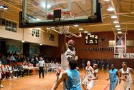 Coach Carter – Basketballcoach Carter trainiert ein brillantes Basketballteam, dass sich leider auch durch seine schlechten Schulnoten auszeichnet. Er nimmt das Team (Rob Brown, M.) für zwei Spieltage aus dem Spielbetrieb und provoziert so die unterschiedlichsten Reaktionen ...