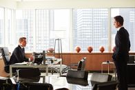 Suits – Ein raffinierter Anwalt droht Harvey (Gabriel Macht, l.) einen wichtigen Mandanten abspenstig zu machen. Währenddessen steht Mike (Patrick J. Adams, r.) vor einer Entscheidung, die nicht nur seine Karriere betrifft.