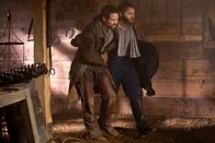 Salem – Während sich John (Shane West, l.) auf die Suche nach der Bombe des Wächters macht, erhascht Cotton (Seth Gabel, r.) einen Blick hinter die nette Fassade seiner Ehefrau ...
