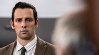 Death in Paradise – Ein mysteriöser Mord in schwindelerregenden Höhen macht DI Parker (Ralf Little) stutzig.