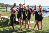 Die Mädchen-WG - Im Schloss am See – Surfzeit! Zusammen mit einem Surflehrer lernen die Mädchen wie sie auf den Brettern stehen bleiben. Von links: Surflehrer, Toni, Alexa, Feli, Luise und Anna