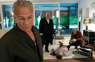 Tatort – L-R: Max Ballauf (Klaus J. Behrendt), Freddy Schenk (Dietmar Bär), Prof. Krüger (Thomas Fehlen), Rechtsmediziner Dr. Roth (Joe Bausch).