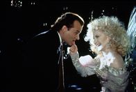 Die Geister, die ich rief ... – Immer wieder wird der zynische Fernsehboss Frank Cross (Bill Murray, l.) von einer Fee (Carol Kane, r.) mit den Menschen konfrontiert, die unter seinem Geiz und seiner Gefühlskälte extrem leiden ...
