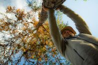 freizeit – Er kann so viel: Gestresste beruhigen, das Immunsystem stärken, den Blutdruck senken und das Herz schützen. Der Wald! Und jetzt gibt es den Wald praktisch auch auf Rezept. Der Wald als Therapeut. Waldbaden, schwören die einen, ist die pure Medizin. Die anderen sagen, spazieren gehen tut’s auch. Was ist dran am Trend-Thema Waldbaden? Welche wissenschaftlichen Erkenntnisse gibt es gesichert und was bringt ein Workshop im Wald? Der Schmidt Max hat es ausprobiert. Shinrin Yoku!