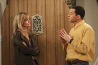 Two and a Half Men – Eine Begegnung mit Lyndsey (Courtney Thorne-Smith, l.) stellt sich als unangenehmer heraus, als Alan (Jon Cryer, r.) angenommen hat ...