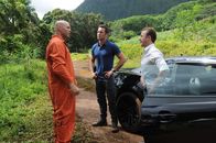 Hawaii Five-0 – Jason Duclair (Randy Couture, l.), ein Brandstifter soll freigelassen werden, andernfalls droht ein anonymer Täter einen Sprengsatz zu zünden. Das Team um Steve (Alex O'Loughlin, M.) und Danny (Scott Caan, r.) scheint keine andere Wahl zu haben, als den gefährlichsten Mann auf der Insel wieder freizulassen ...