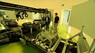 SMS - Schwanke meets Science – Karsten Schwanke (links) lässt sich von Timo Frett die unterschiedlichen Experimentiermöglichkeiten an den vier Armen der Humanzentrifuge erklären.