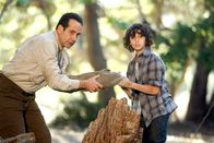Monk – Bei dem Campingausflug werden Monk (Tony Shalhoub, l.) und Brian (Alex Wolff) von einem Bären überrascht...