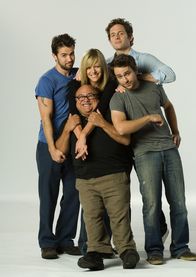 It's Always Sunny in Philadelphia – (3. Staffel) - It's Always Sunny in Philadelphia: Frank (Danny DeVito, vorne l.), Dee (Kaitlin Olson, hinten M.), Dennis (Glenn Howerton, hinten r.), Charlie (Charlie Day, vorne r.) und Mac (Rob McElhenney, hinten l.) ...