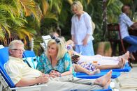 Death in Paradise – Jim (Philip Davis, l.) und Pam Chandler (Michele Dotrice, r.).