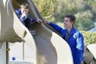 Navy CIS – Während McGee und Torres bei der Durchsuchung der Wohnung des Toten ein vielversprechendes Amateurfunkgerät finden, sammelt Palmer (Brian Dietzen, r.) Spenden für einen Inklusionsspielplatz.