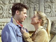 In aller Freundschaft – MDR Fernsehen IN ALLER FREUNDSCHAFT FOLGE 230, "Die verlorene Tochter" Uhr. Vladi (Stephen Dürr) und seine Freundin Nicole (Katrin Weißer).