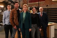 SOKO Stuttgart – In den neuen Folgen der SOKO Stuttgart löst das Team um Martina Seiffert (Astrid M. Fünderich, M.) wieder spannende Fälle. Dabei erhalten Rico Sander (Benjamin Strecker, l.), Jo Stoll (Peter Ketnath, 2.v.l.) und Michael Kaiser (Karl Kranzkowski, r.) Unterstützung von einer neuen Kollegin: Nele Becker (Nina Siewert, 2.v.r.).