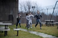 Das Institut – Von links: George (Arlen So), Kalisha (Simone Miller), Nicky (Fionn Laird) und Luke (Joe Freeman) - Sie versuchen, das Institut endlich zu verlassen.