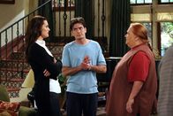 Two and a Half Men – Berta (Conchata Ferrell, r.) hat Charlies (Charlie Sheen, M.) Plan, was Alan und Danielle (Brooke Shields, l.) betrifft, durchschaut ...