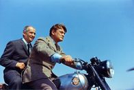 Fantomas – Starreporter Fandor (Jean Marais, r.) verfolgt mit Kommissar Juve (Louis de Funès) den Superschurken Fantomas.