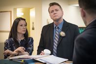 Elementary – Irgend etwas ist faul am Fall des vergifteten Taschendiebs Apollo Mercer. Dr. Watson (Lucy Liu, l.), Capt. Gregson (Aidan Quinn, M.) und Sherlock Holmes (Jonny Lee Miller, r.) denken darüber nach, ob Apollo das Anthrax, an dem er gestorben ist, selbst gestohlen und für Kokain gehalten hat ...