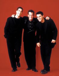 Friends – (2. Staffel) - (v.l.n.r.) Dem Charme von Ross (David Schwimmer), Chandler (Matthew Perry) und Joey (Matt LeBlanc) kann die Frauenwelt nicht widerstehen.