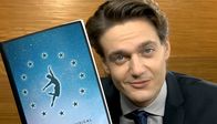 Parlament – Torsten (Lucas Englander) präsentiert sein Musical-Script.