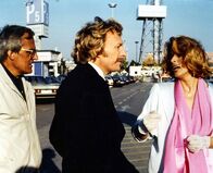 Kir Royal – Herbie (Dieter Hildebandt, links) und Baby (Franz Xaver Kroetz) holen Babys Freundin Mona (Senta Berger) vom Flughafen ab. Leider stehen die beiden so unter Stress, dass der Empfang gründlich daneben geht.