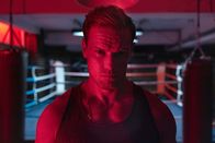 Suspect – Ryan (Sam Heughan), Polizist und Freund von Dannys toter Tochter, erhält beim Fitness-Training Besuch von Danny.