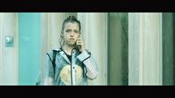 3 Hz – Ella (Cécile Enthoven) telefoniert.