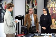 Um Himmels Willen – ARD UM HIMMELS WILLEN, XIII. Staffel (13 neue Folgen), Folge 159 "Ärger auf Rezept"15 Uhr im Ersten. Kommissar Schöngruber (Marcus Morlinghaus, l.) verhört Schwester Hildegard (Andrea Sihler, r.) im Beisein von Stolpe (Markus Hering, M.). Ein Mord ist geschehen - offenbar hat der Täter vorher einen von Schwester Hildgards Kriminalromanen gelesen.