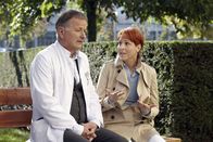 In aller Freundschaft – Pia Heilmann (Hendrikje Fitz) hat ein anstrengendes Jahr hinter sich und keine Zeit die Anspannung fallen zu lassen. Mit Roland Heilmanns (Thomas Rühmann) neuem Posten als Klinikleiter wird nun alles noch aufreibender und stressiger. Pia möchte eine Auszeit nehmen, um Kraft zu tanken. Nur so kann Pia wieder zu Energie kommen. Roland zerreißt es fast das Herz, bei dem Gedanken, seine geliebte Frau eine Weile nicht um sich zu haben.