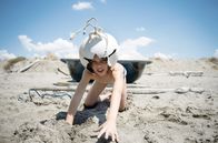 Anna – Am Strand von Sizilien angelangt, ist es immer noch ein anstrengendes Stück über die Meerenge zum Festland. Astor (Alessandro Pecorella) hilft Anna, das Boot ins Meer zu ziehen.