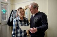 Mum – Cathy (Lesley Manville) und Michael (Peter Mullan) schauen sich ein Bild aus ihrer Jugend an.